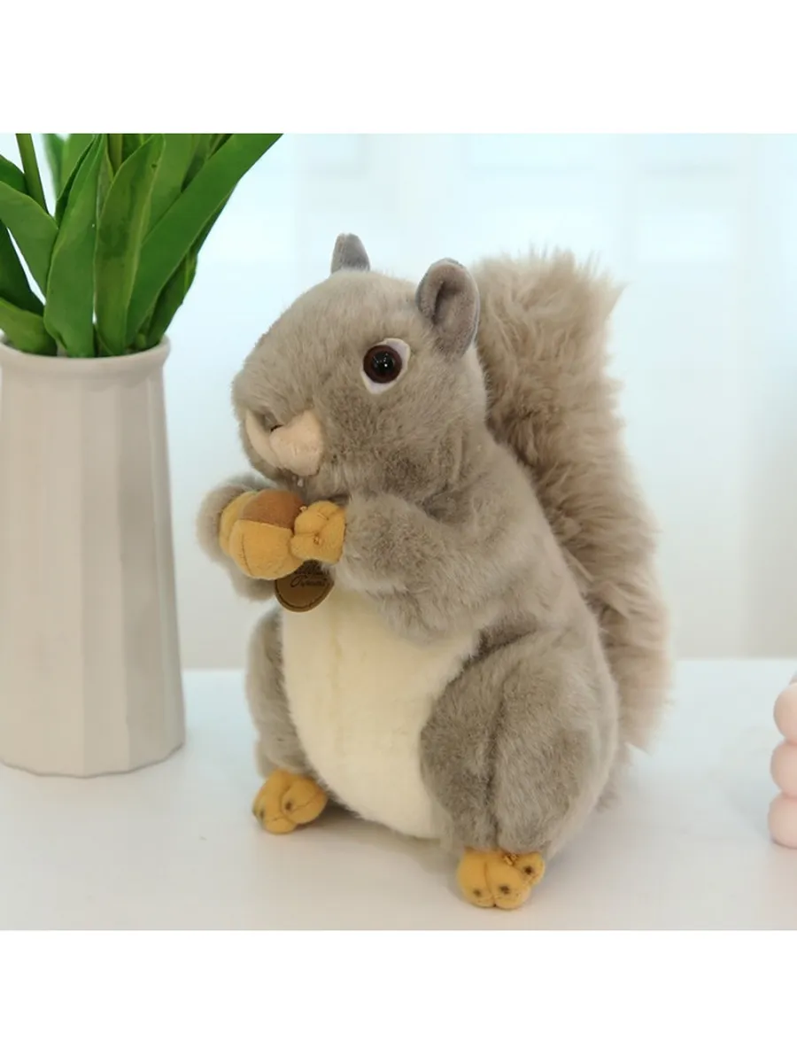Маленькая мягкая игрушка Белка с орехом 20 cm